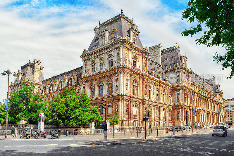 Hotel de Ville在巴黎，是建筑住房城市的地方管理，它从1357年以来一直是市政总部。